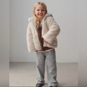 Zara Girl New Faux Fur Hooded Jacket in Cream
NWT size 5Y